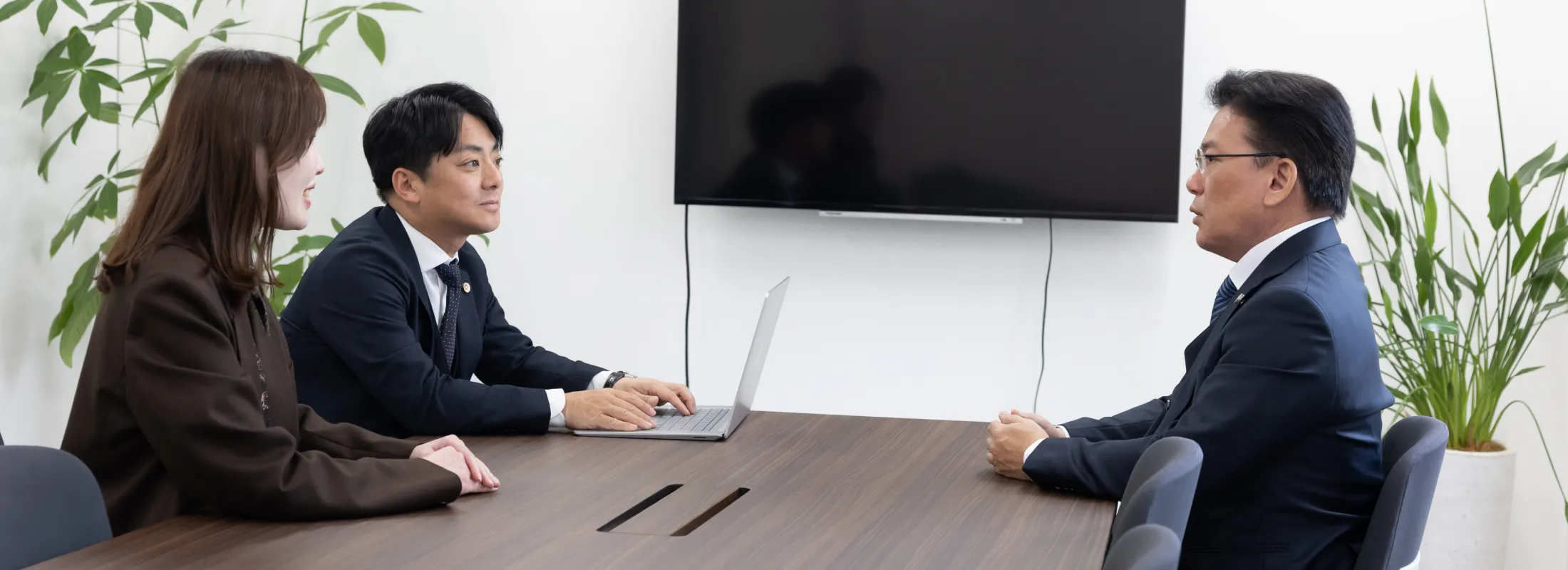 社内会議シーン
